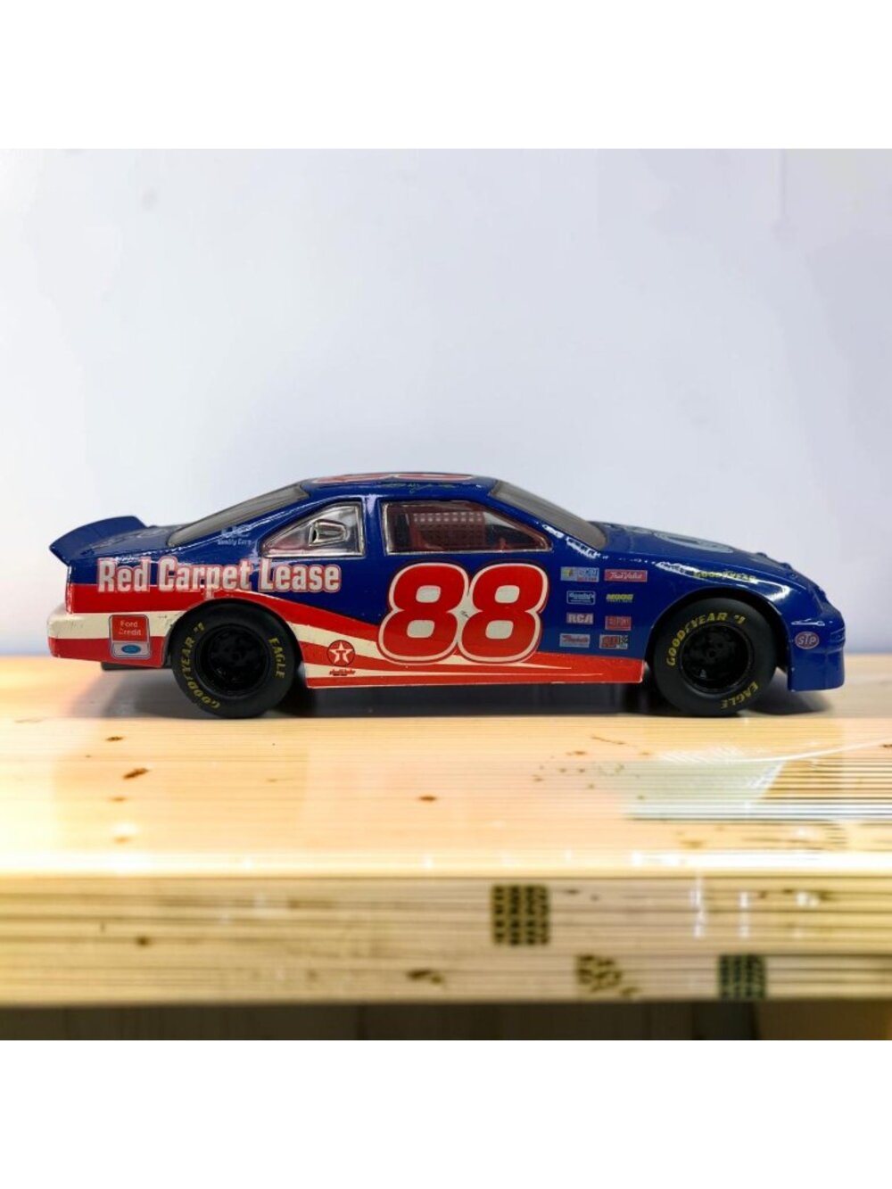 Dale Jarrett #88 NASCAR 1995 Ford Thunderbird Diecast 1/24 Scale Model